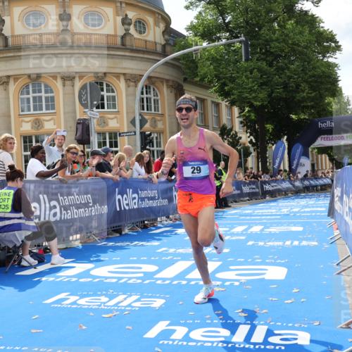 29.06.2025 - hella hamburg halbmarathon Strokosch-Dieckow http://msf.ph/oto/8204599 29.06.2025 10:09:01 Ziel 29 meine-sportfotos.de
