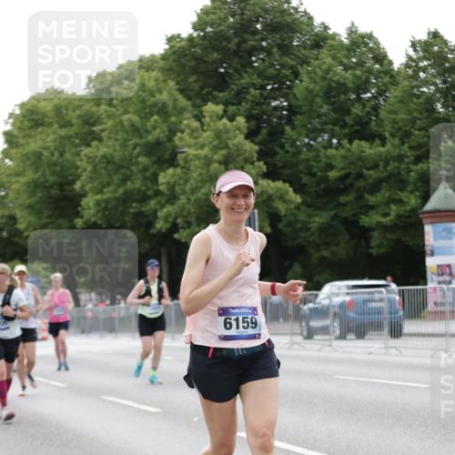 29.06.2025 - hella hamburg halbmarathon Jannik Wohlers http://msf.ph/oto/8204615 29.06.2025 10:25:49 Lombardsbrücke 3617, 4267, 4268, 4315, 6159, 8276, 8306, 8674, 8942, 11107, 11139, 12826, 12827, 14063, 14356, 14726, 17712, 19144 meine-sportfotos.de