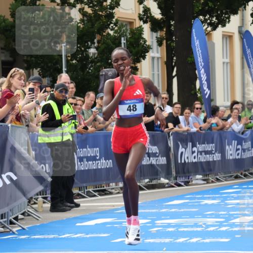 29.06.2025 - hella hamburg halbmarathon Strokosch-Dieckow http://msf.ph/oto/8204622 29.06.2025 10:10:08 Ziel 48 meine-sportfotos.de