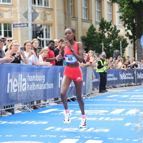29.06.2025 - hella hamburg halbmarathon Strokosch-Dieckow http://msf.ph/oto/8204635 29.06.2025 10:10:09 Ziel 48 meine-sportfotos.de