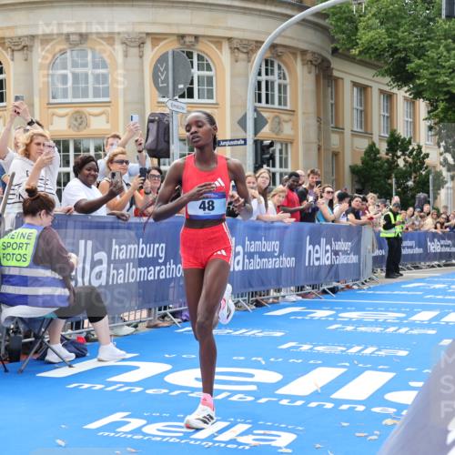 29.06.2025 - hella hamburg halbmarathon Strokosch-Dieckow http://msf.ph/oto/8204643 29.06.2025 10:10:10 Ziel 48 meine-sportfotos.de