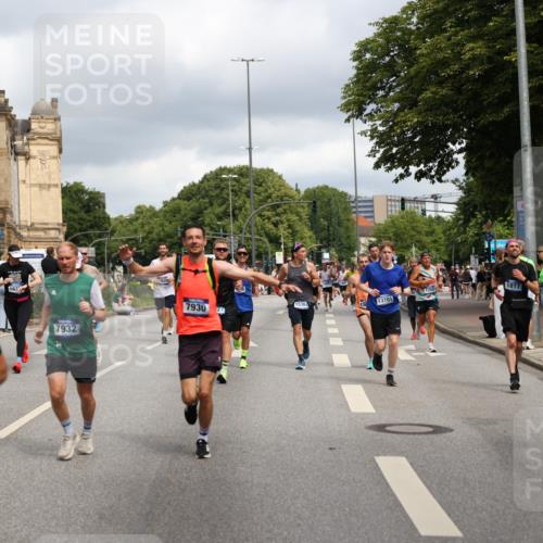 29.06.2025 - hella hamburg halbmarathon Yannick Fuchs http://msf.ph/oto/8204645 29.06.2025 10:44:51 20KM 1461, 1466, 1750, 1817, 2207, 2880, 3654, 4077, 4346, 4816, 5018, 5115, 6027, 6662, 6712, 6795, 7052, 7134, 7397, 7583, 7930, 7932, 8117, 8205, 8572, 8704, 8819, 9057, 11214, 11356, 12016, 12949, 13008, 13687, 13701, 13808, 13875, 14034, 14125, 14626, 15362, 15395, 15720, 16285, 16291, 17129, 17179, 17221, 17384, 18006, 18182, 18394, 18413, 18489 meine-sportfotos.de