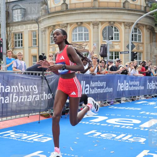 29.06.2025 - hella hamburg halbmarathon Strokosch-Dieckow http://msf.ph/oto/8204658 29.06.2025 10:10:10 Ziel 48 meine-sportfotos.de