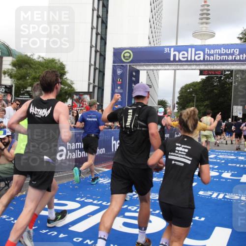 29.06.2025 - hella hamburg halbmarathon Michael Strokosch http://msf.ph/oto/8204677 29.06.2025 10:44:39 Ziel 1468, 1782, 2365, 2402, 3305, 4991, 5476, 6490, 6495, 7322, 7710, 10669, 12711, 14351, 14464, 14798, 14816, 15862, 16224, 17097, 18107, 18464, 18539, 18560, 18765, 18868, 19206 meine-sportfotos.de