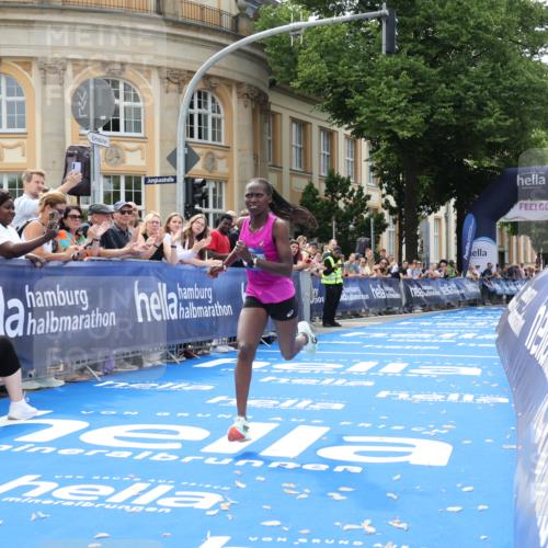 29.06.2025 - hella hamburg halbmarathon Strokosch-Dieckow http://msf.ph/oto/8204685 29.06.2025 10:10:37 Ziel 43 meine-sportfotos.de