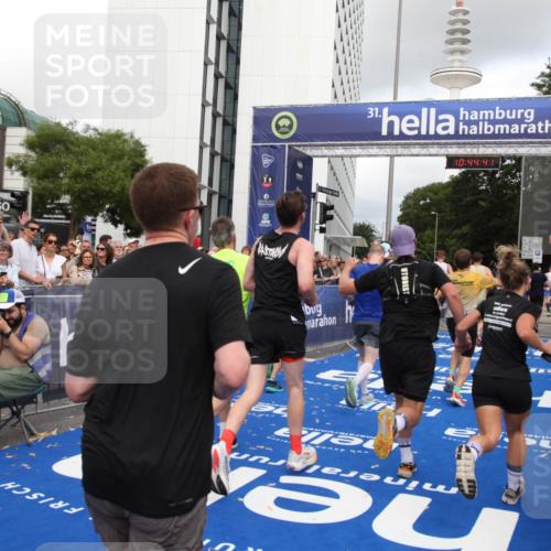 29.06.2025 - hella hamburg halbmarathon Michael Strokosch http://msf.ph/oto/8204687 29.06.2025 10:44:40 Ziel 1468, 1782, 2365, 2402, 3305, 4991, 5476, 6490, 6495, 7322, 7710, 10669, 12711, 14351, 14798, 14816, 15862, 16224, 17097, 18107, 18464, 18539, 18560, 18765, 18868, 19206 meine-sportfotos.de