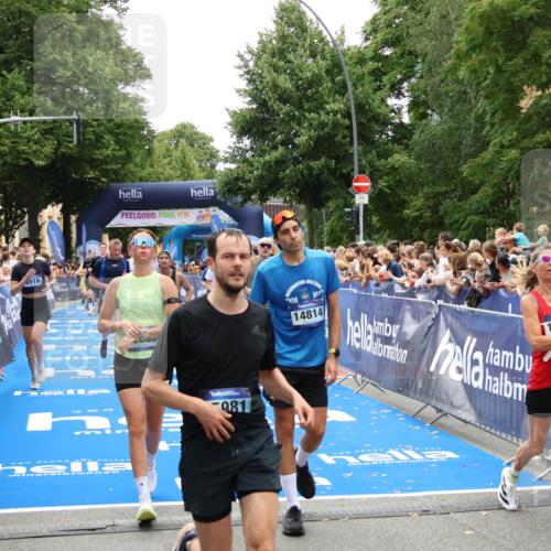 29.06.2025 - hella hamburg halbmarathon Zöllner http://msf.ph/oto/8204690 29.06.2025 10:48:20 Ziel 7367, 7599, 8916, 9770, 11211, 11467, 12685, 14797, 14814, 15590, 15629, 15735, 15981, 17982, 18963, 19127 meine-sportfotos.de
