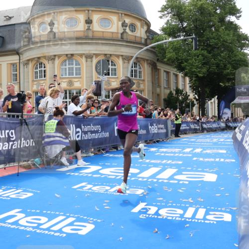 29.06.2025 - hella hamburg halbmarathon Strokosch-Dieckow http://msf.ph/oto/8204713 29.06.2025 10:10:38 Ziel 43 meine-sportfotos.de