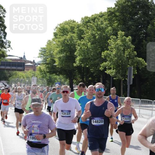 29.06.2025 - hella hamburg halbmarathon Jannik Wohlers http://msf.ph/oto/8204719 29.06.2025 09:48:28 Lombardsbrücke 1042, 1571, 2262, 3547, 4062, 4381, 5003, 5124, 5307, 6993, 7310, 7482, 8002, 8121, 8571, 9643, 10190, 10451, 10738, 11106, 11177, 11423, 12044, 13137, 13372, 13940, 14820, 15161, 15303, 15382, 15744, 16201, 17078, 17612, 18004, 18062, 18259, 18384, 18614, 19004 meine-sportfotos.de