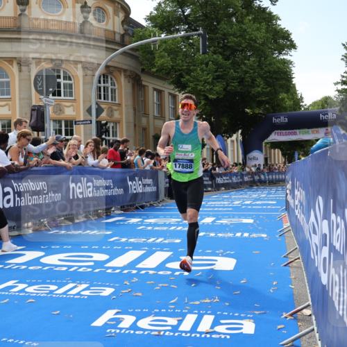 29.06.2025 - hella hamburg halbmarathon Strokosch-Dieckow http://msf.ph/oto/8204751 29.06.2025 10:11:01 Ziel 46, 17888 meine-sportfotos.de