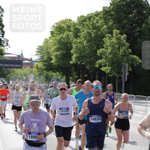 29.06.2025 - hella hamburg halbmarathon Jannik Wohlers http://msf.ph/oto/8204757 29.06.2025 09:48:28 Lombardsbrücke 1042, 1571, 2262, 3547, 4062, 4381, 5003, 5124, 5307, 6993, 7310, 7482, 8002, 8121, 8571, 9643, 10190, 10451, 10738, 11106, 11177, 11423, 12044, 13137, 13372, 13940, 14820, 15161, 15303, 15382, 15744, 16201, 17078, 17612, 18004, 18062, 18259, 18384, 18614, 19004 meine-sportfotos.de