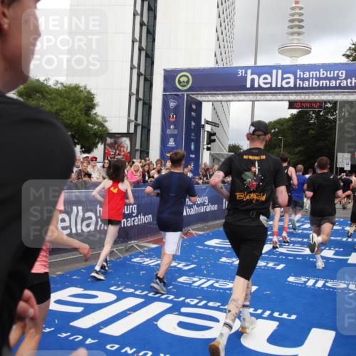 29.06.2025 - hella hamburg halbmarathon Michael Strokosch http://msf.ph/oto/8204771 29.06.2025 10:44:41 Ziel 1468, 1782, 2365, 2402, 3305, 4991, 5476, 6490, 6495, 7710, 10669, 12711, 14351, 14798, 14816, 15862, 16224, 17097, 18107, 18437, 18464, 18539, 18560, 18868, 19206 meine-sportfotos.de