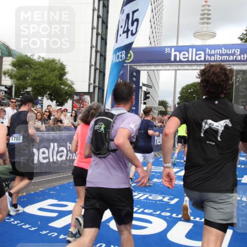 29.06.2025 - hella hamburg halbmarathon Michael Strokosch http://msf.ph/oto/8204808 29.06.2025 10:44:41 Ziel 1468, 1782, 2365, 2402, 3305, 4991, 5476, 6490, 6495, 7710, 10669, 12711, 14351, 14798, 14816, 15862, 16224, 17097, 18107, 18437, 18464, 18539, 18560, 18868, 19206 meine-sportfotos.de