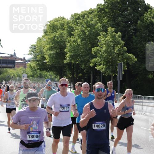 29.06.2025 - hella hamburg halbmarathon Jannik Wohlers http://msf.ph/oto/8204856 29.06.2025 09:48:28 Lombardsbrücke 1042, 1571, 2262, 3547, 4062, 4381, 5003, 5124, 5307, 6993, 7310, 7482, 8002, 8121, 8571, 9643, 10190, 10451, 10738, 11106, 11177, 11423, 12044, 13137, 13372, 13940, 14820, 15161, 15303, 15382, 15744, 16201, 17078, 17612, 18004, 18062, 18259, 18384, 18614, 19004 meine-sportfotos.de