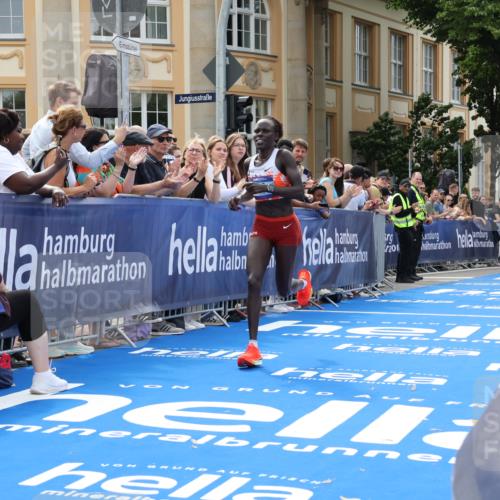 29.06.2025 - hella hamburg halbmarathon Strokosch-Dieckow http://msf.ph/oto/8204932 29.06.2025 10:11:57 Ziel 36 meine-sportfotos.de