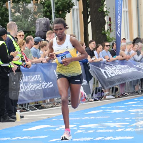 29.06.2025 - hella hamburg halbmarathon Strokosch-Dieckow http://msf.ph/oto/8204971 29.06.2025 10:12:19 Ziel 39, 47 meine-sportfotos.de