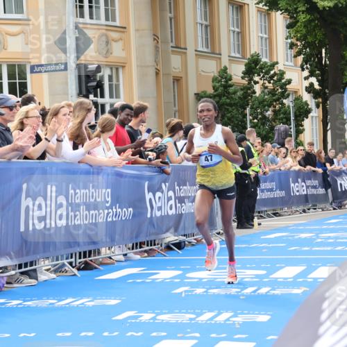 29.06.2025 - hella hamburg halbmarathon Strokosch-Dieckow http://msf.ph/oto/8205003 29.06.2025 10:12:20 Ziel 39, 47 meine-sportfotos.de