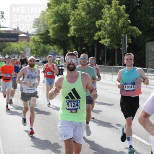 29.06.2025 - hella hamburg halbmarathon Jannik Wohlers http://msf.ph/oto/8205029 29.06.2025 09:48:29 Lombardsbrücke 1042, 1571, 1600, 2262, 3547, 4062, 4381, 5003, 5124, 5307, 6993, 7310, 7482, 8002, 8121, 8571, 9643, 10190, 10451, 10738, 11106, 11177, 11423, 12044, 12739, 13137, 13372, 13940, 14820, 15161, 15303, 15382, 15744, 16201, 17078, 17612, 18004, 18062, 18259, 18614, 19004 meine-sportfotos.de