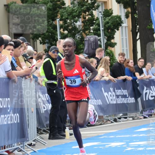 29.06.2025 - hella hamburg halbmarathon Strokosch-Dieckow http://msf.ph/oto/8205042 29.06.2025 10:12:22 Ziel 39, 47 meine-sportfotos.de