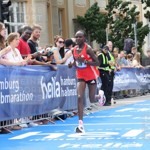 29.06.2025 - hella hamburg halbmarathon Strokosch-Dieckow http://msf.ph/oto/8205051 29.06.2025 10:12:22 Ziel 39, 47 meine-sportfotos.de