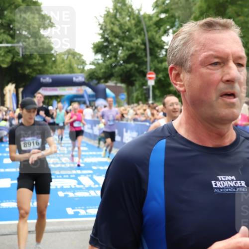 29.06.2025 - hella hamburg halbmarathon Zöllner http://msf.ph/oto/8205067 29.06.2025 10:48:25 Ziel 1537, 3747, 5129, 5362, 5528, 6081, 6923, 7367, 8216, 9262, 9770, 11467, 12549, 15735, 17745, 17982, 18790, 18923, 18963 meine-sportfotos.de