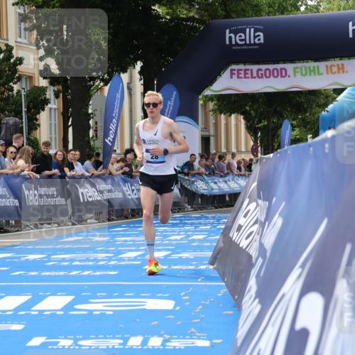 29.06.2025 - hella hamburg halbmarathon Strokosch-Dieckow http://msf.ph/oto/8205126 29.06.2025 10:12:40 Ziel 28 meine-sportfotos.de