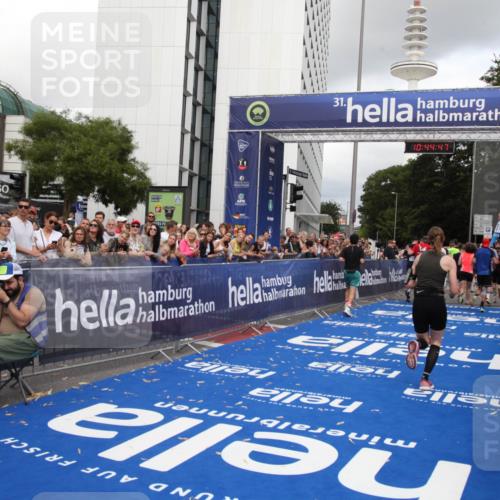 29.06.2025 - hella hamburg halbmarathon Michael Strokosch http://msf.ph/oto/8205139 29.06.2025 10:44:46 Ziel 1782, 2970, 4270, 4991, 6490, 10669, 14816, 15185, 15233, 16224, 17251, 18107, 18437, 18464, 18560, 18868, 19206 meine-sportfotos.de