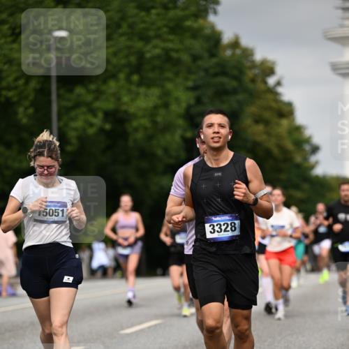 29.06.2025 - hella hamburg halbmarathon Dr. Thomas Lammeyer http://msf.ph/oto/8205269 29.06.2025 10:12:01 Kennedybrücke 1079, 1173, 1427, 1893, 2032, 2136, 3328, 3922, 3929, 4228, 5899, 6100, 6196, 7019, 7476, 7760, 9338 meine-sportfotos.de