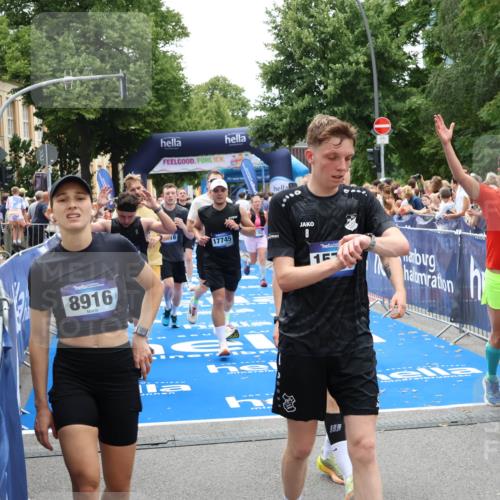 29.06.2025 - hella hamburg halbmarathon Zöllner http://msf.ph/oto/8205300 29.06.2025 10:48:29 Ziel 1537, 3747, 5129, 5362, 5528, 6081, 6923, 7367, 8216, 9262, 11451, 12149, 12549, 12690, 12840, 13962, 14033, 14990, 17395, 17745, 17855, 17982, 18790, 18923 meine-sportfotos.de