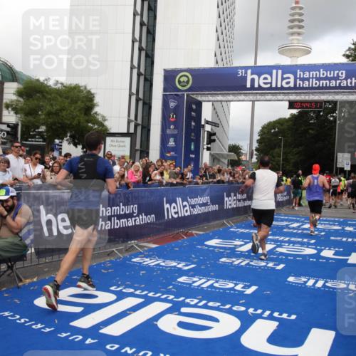 29.06.2025 - hella hamburg halbmarathon Michael Strokosch http://msf.ph/oto/8205321 29.06.2025 10:44:49 Ziel 1941, 2970, 3004, 3785, 4270, 4915, 7325, 15185, 15233, 16834, 17251, 18437, 19207 meine-sportfotos.de