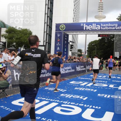 29.06.2025 - hella hamburg halbmarathon Michael Strokosch http://msf.ph/oto/8205364 29.06.2025 10:44:50 Ziel 1941, 2970, 3004, 3098, 3785, 4270, 4915, 7056, 7167, 7325, 15185, 15233, 16834, 17251, 18437, 19207, 19210 meine-sportfotos.de