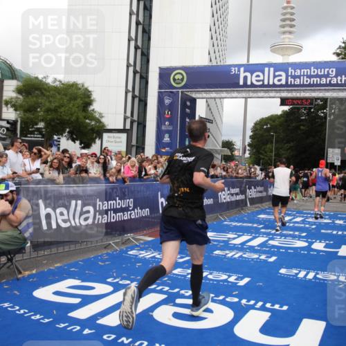 29.06.2025 - hella hamburg halbmarathon Michael Strokosch http://msf.ph/oto/8205401 29.06.2025 10:44:50 Ziel 1941, 2970, 3004, 3098, 3785, 4270, 4915, 7056, 7167, 7325, 15185, 15233, 16834, 17251, 18437, 19207, 19210 meine-sportfotos.de
