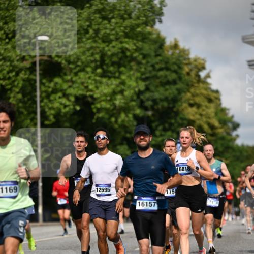 29.06.2025 - hella hamburg halbmarathon Dr. Thomas Lammeyer http://msf.ph/oto/8205422 29.06.2025 09:48:28 Kennedybrücke 1758, 1990, 2746, 3043, 4050, 5070, 5269, 5328, 5746, 5826, 6619, 6781, 7272, 7723, 8209, 8883, 9137, 9381, 10171, 10486, 11169, 11413 meine-sportfotos.de