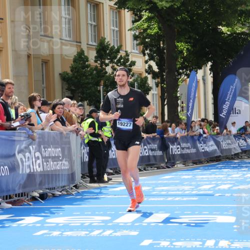 29.06.2025 - hella hamburg halbmarathon Strokosch-Dieckow http://msf.ph/oto/8205464 29.06.2025 10:14:29 Ziel 19227 meine-sportfotos.de