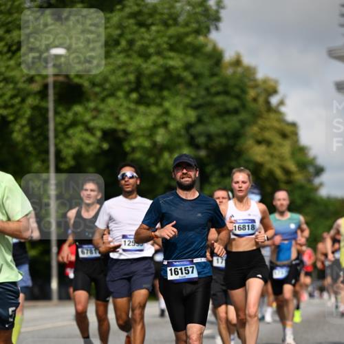 29.06.2025 - hella hamburg halbmarathon Dr. Thomas Lammeyer http://msf.ph/oto/8205482 29.06.2025 09:48:28 Kennedybrücke 1758, 1990, 2746, 3043, 4050, 5070, 5269, 5328, 5746, 5826, 6619, 6781, 7272, 7723, 8209, 8883, 9137, 9381, 10171, 10486, 11169, 11413 meine-sportfotos.de