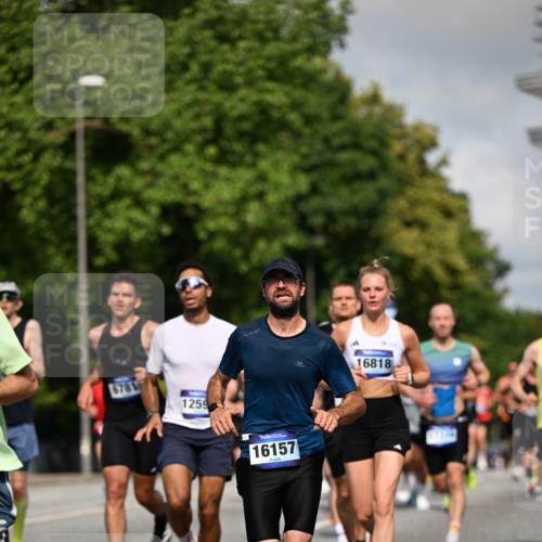 29.06.2025 - hella hamburg halbmarathon Dr. Thomas Lammeyer http://msf.ph/oto/8205490 29.06.2025 09:48:28 Kennedybrücke 1758, 1990, 2746, 3043, 4050, 5070, 5269, 5328, 5746, 5826, 6619, 6781, 7272, 7723, 8209, 8883, 9137, 9381, 10171, 10486, 11169, 11413 meine-sportfotos.de