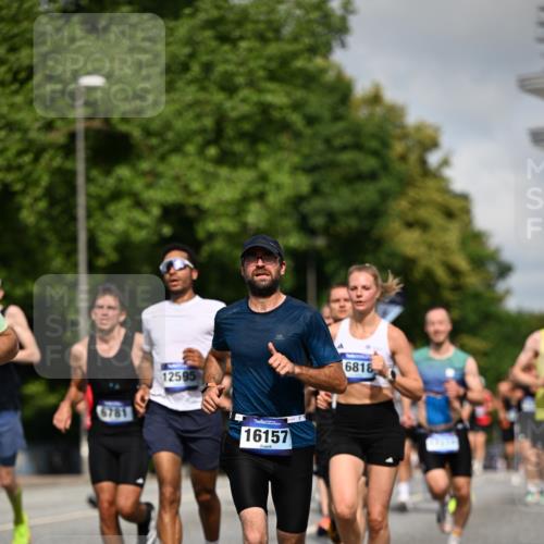 29.06.2025 - hella hamburg halbmarathon Dr. Thomas Lammeyer http://msf.ph/oto/8205514 29.06.2025 09:48:28 Kennedybrücke 1758, 1990, 2746, 3043, 4050, 5070, 5269, 5328, 5746, 5826, 6619, 6781, 7272, 7723, 8209, 8883, 9137, 9381, 10171, 10486, 11169, 11413 meine-sportfotos.de