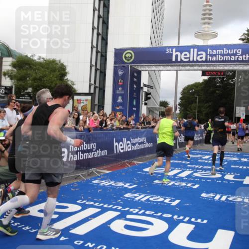 29.06.2025 - hella hamburg halbmarathon Michael Strokosch http://msf.ph/oto/8205520 29.06.2025 10:44:52 Ziel 1941, 2098, 2970, 3004, 3098, 3785, 4270, 4915, 7056, 7167, 7325, 9720, 12161, 15185, 15233, 16834, 17251, 19207, 19210 meine-sportfotos.de