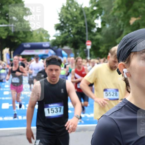 29.06.2025 - hella hamburg halbmarathon Zöllner http://msf.ph/oto/8205537 29.06.2025 10:48:32 Ziel 3747, 5362, 6081, 9262, 10000, 10860, 11451, 12149, 12549, 12690, 12840, 13962, 14033, 14990, 15808, 15917, 17395, 17855, 18251, 18790, 18923 meine-sportfotos.de