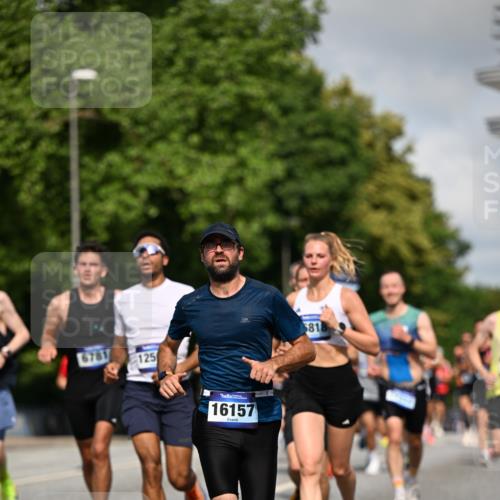 29.06.2025 - hella hamburg halbmarathon Dr. Thomas Lammeyer http://msf.ph/oto/8205538 29.06.2025 09:48:28 Kennedybrücke 1758, 1990, 2746, 3043, 4050, 5070, 5269, 5328, 5746, 5826, 6619, 6781, 7272, 7723, 8209, 8883, 9137, 9381, 10171, 10486, 11169, 11413 meine-sportfotos.de
