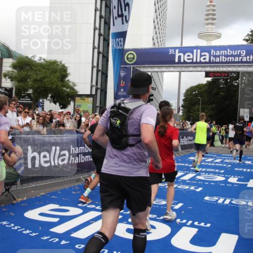 29.06.2025 - hella hamburg halbmarathon Michael Strokosch http://msf.ph/oto/8205544 29.06.2025 10:44:53 Ziel 1941, 2098, 2970, 3004, 3098, 3785, 4270, 4915, 7056, 7167, 7325, 9720, 12161, 16834, 17251, 19207, 19210 meine-sportfotos.de