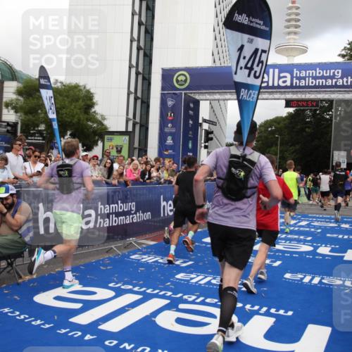 29.06.2025 - hella hamburg halbmarathon Michael Strokosch http://msf.ph/oto/8205564 29.06.2025 10:44:53 Ziel 1941, 2098, 2970, 3004, 3098, 3785, 4270, 4915, 7056, 7167, 7325, 9720, 12161, 16834, 17251, 19207, 19210 meine-sportfotos.de