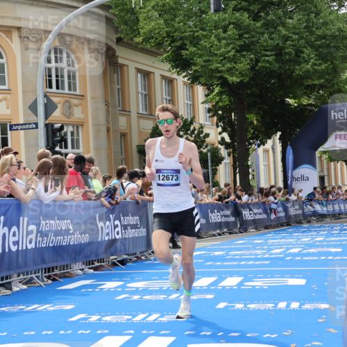 29.06.2025 - hella hamburg halbmarathon Strokosch-Dieckow http://msf.ph/oto/8205578 29.06.2025 10:15:33 Ziel 12673 meine-sportfotos.de