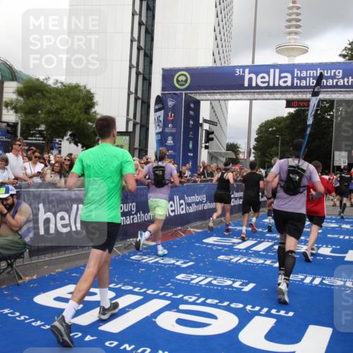 29.06.2025 - hella hamburg halbmarathon Michael Strokosch http://msf.ph/oto/8205616 29.06.2025 10:44:54 Ziel 1941, 2098, 2970, 3004, 3098, 3785, 4270, 4425, 4915, 7056, 7167, 7325, 9720, 12161, 16834, 17406, 18631, 19207, 19210 meine-sportfotos.de
