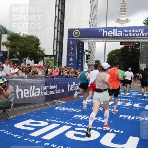 29.06.2025 - hella hamburg halbmarathon Michael Strokosch http://msf.ph/oto/8205783 29.06.2025 10:44:57 Ziel 1520, 2098, 2890, 3004, 3098, 4425, 4915, 7056, 7167, 7325, 9030, 9720, 12161, 16834, 17382, 17406, 18055, 18631, 19207, 19210 meine-sportfotos.de