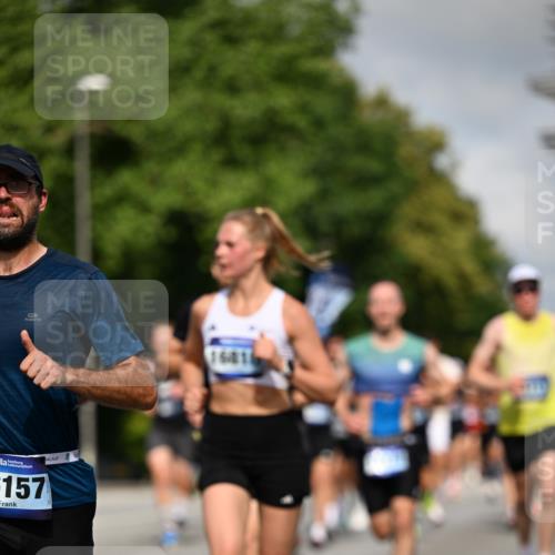 29.06.2025 - hella hamburg halbmarathon Dr. Thomas Lammeyer http://msf.ph/oto/8205845 29.06.2025 09:48:30 Kennedybrücke 1758, 1990, 2746, 3043, 4050, 5070, 5269, 5328, 5746, 5826, 6781, 7272, 7723, 8209, 8883, 9137, 9381, 9634, 10171, 10486, 11169, 11413 meine-sportfotos.de