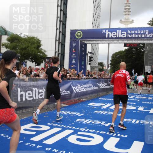 29.06.2025 - hella hamburg halbmarathon Michael Strokosch http://msf.ph/oto/8206006 29.06.2025 10:45:00 Ziel 1424, 1520, 2098, 2890, 4425, 9030, 9720, 12161, 16058, 17382, 17406, 17544, 18055, 18631 meine-sportfotos.de