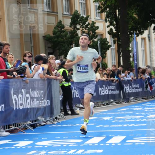 29.06.2025 - hella hamburg halbmarathon Strokosch-Dieckow http://msf.ph/oto/8206054 29.06.2025 10:16:37 Ziel 11864 meine-sportfotos.de