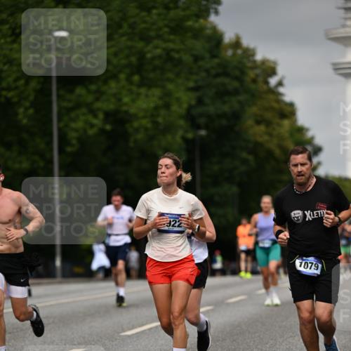 29.06.2025 - hella hamburg halbmarathon Dr. Thomas Lammeyer http://msf.ph/oto/8206127 29.06.2025 10:12:05 Kennedybrücke 1079, 1173, 1427, 2032, 2136, 3328, 3922, 4228, 5347, 5899, 6100, 7019, 7476, 7760, 9338 meine-sportfotos.de