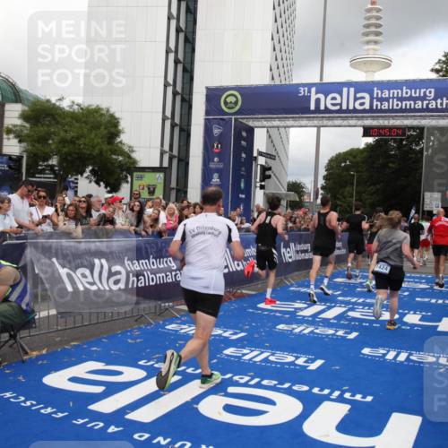 29.06.2025 - hella hamburg halbmarathon Michael Strokosch http://msf.ph/oto/8206167 29.06.2025 10:45:03 Ziel 1171, 1424, 1520, 2890, 4425, 6266, 7709, 7843, 9030, 11688, 15334, 16058, 17381, 17382, 17406, 17544, 18055, 18631 meine-sportfotos.de